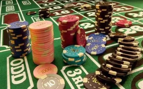Antarmuka mobile Monopoly Live di platform win 77 menampilkan spinner, taruhan, dan saldo pemain